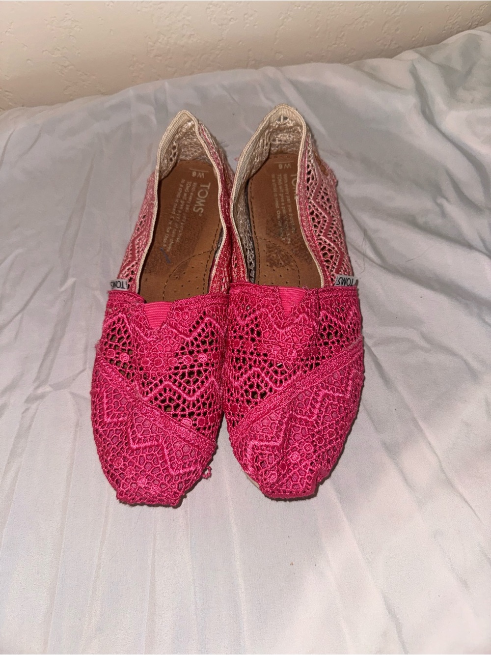 Tom’s women’s size 6 pink lace ombré slide on shoes